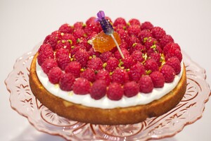 Honing-lavendeltaart met frambozen