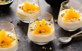 Midden-Oosterse melkpudding met gekonfijte mineola, pistachenootjes en vanille