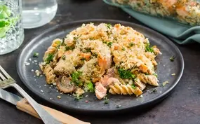 Romige boerenkoolpasta uit de oven met zalm, champignons en citroen