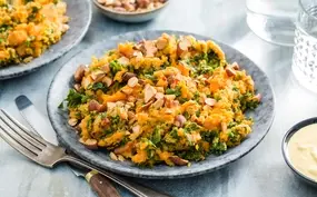 Zoete-aardappelboerenkoolstamppot met gerookte amandelen en spekjes