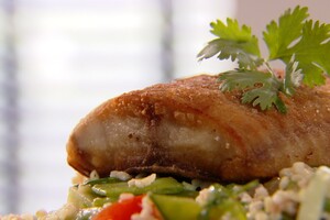 Gefrituurde meerval met roergebakken komkommer, ui en zoetzure saus