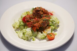 Groentestamp met balletjes in tomatensaus