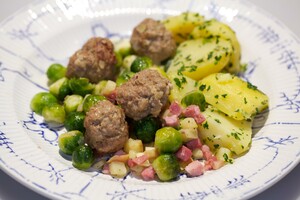 Spruitige kindervrienden met gehaktballen
