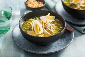 Snelle Surinaamse saotosoep met kip, taugé en een eitje