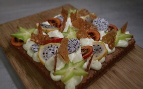 Pindakaastaart met tropisch fruit