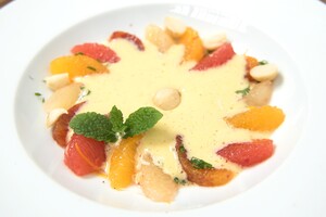 Gemarineerd citrusfruit en vanillesabayon