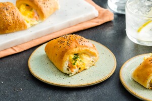 Brunchkrans met roerei, gerookte zalm, bieslook en graskaas