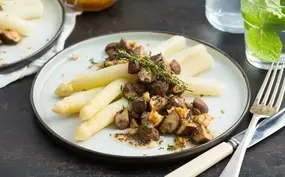 Geroosterde witte asperges met paddenstoelen, tijm en walnoten