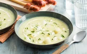Witte-aspergesoep met hamstengels