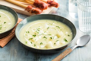 Witte-aspergesoep met hamstengels