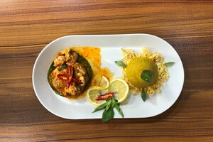 Ayam rica rica met nasi kuning, omelet en bananenblad