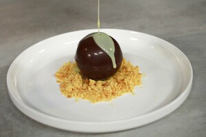 Chocoladebal met amandelbavarois en warme witte chocoladesaus