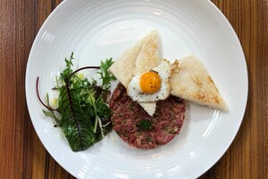 Steak tartare: bavette met gebakken kwartelei
