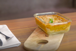 Lasagne met zalm, zongedroogde tomaten en pijnboompitten