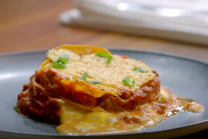 Lasagne met een Parmezaankoekje, bolognaisesaus en mozzarella