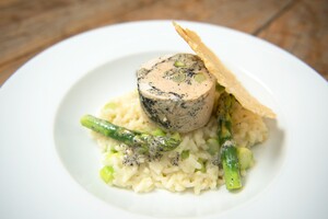 Rouleau van scharrelkip, risotto, Parmezaankletskop en lichte truffeljus