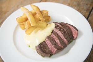 Steak bearnaise met gebakken aardappels en gespleten haricot verts