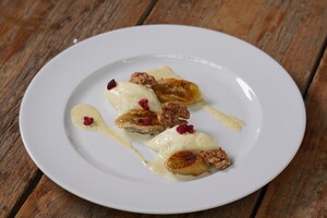 Witte chocolademousse met walnotencrunch en gekarameliseerde banaan