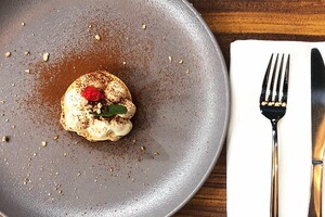 Millefoglie van filodeeg, chocolade, tiramisucrème en framboos