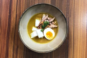 soto ayam met kokos, lontong en sambal