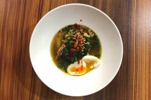 Soto ayam met ketjap asin, lontong, taugé en sriracha