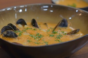 Bouillabaisse met kreeft, mosselen en kokkels