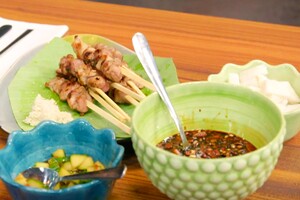Saté kambing ongemarineerd met huisgemaakte ketjap