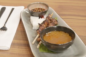 Saté kambing met lontong en gado gado