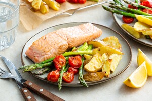 Zalm met geroosterde aardappels en groenten uit de oven