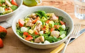Pastasalade met kip, aardbeien, mozzarella en spinazie