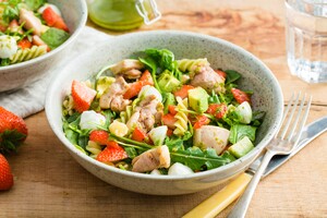 Pastasalade met aardbeien, kip, mozzarella en spinazie