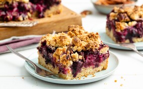 Blauwe bessen crumbletaart met noten