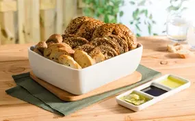 Brood met olijfolie, balsamico azijn en homemade rozemarijn-knoflookolie