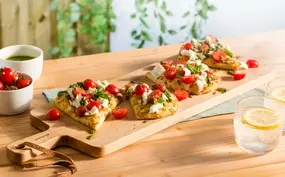 Focaccia met buffelmozzarella, tomaatjes en basilicumolie