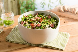 Italiaanse salade met gegrilde biefstuk, balsamico-dressing en zongedroogde tomaatjes