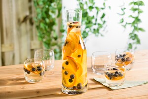 Witte sangria met perzik, sinaasappel en blauwe bessen