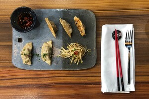 Gyoza met gehakt, shiitake, kool en taugésalade