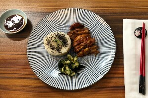Teriyaki van kippendij met zeewiersalade en kleefrijst