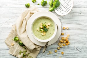 Broccoli-bloemkoolsoep met verse knoflookcroutons