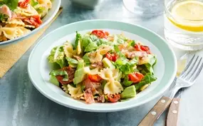 BLT-pastasalade met zelf 'gedroogde' cherrytomaatjes