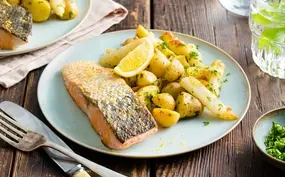 Ovenpakketjes met witte asperges, zalm, krieltjes, witte wijn en peterselie