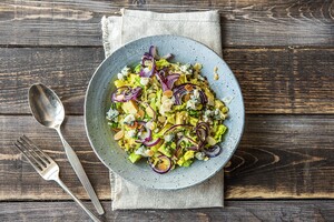 Bulgur-linzensalade met blauwe kaas en avocado