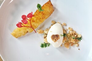 Ananas van de BBQ met yoghurtsorbet en crumble