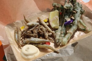 Gefrituurde spiering en bimi met citroenmayonaise
