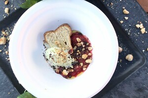 Brioche met pistacheijs en aardbeiensaus