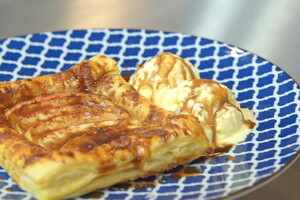 Appeltaartjes met gezouten toffeesaus en roomijs