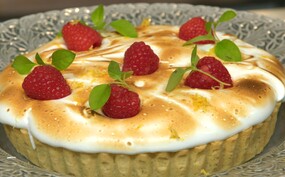 Amandelchocoladetaart met karamel, frambozen en marshmallow