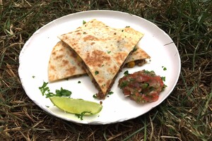 Quesadilla met salsa van tomaat