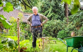 Hoogleraar Michiel Korthals heeft een moestuin en een kasje in zijn tuin.