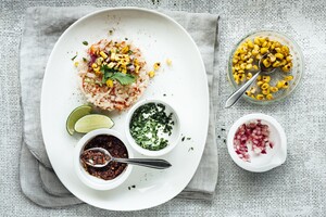 Tartare van krab en maïs met mole en koriander